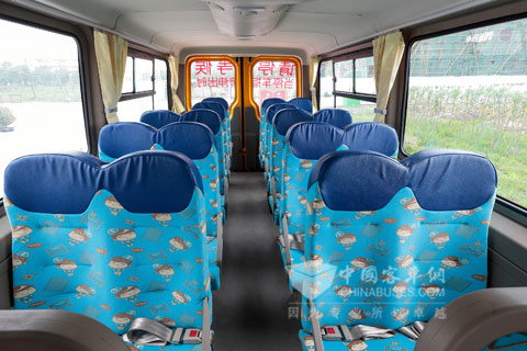 龍駒校車內飾