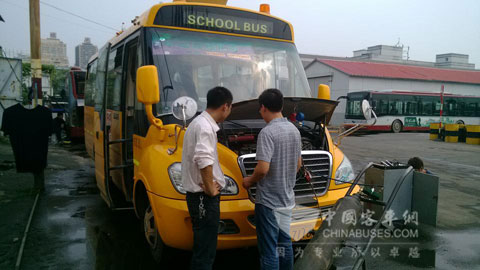 宇通服務人員在對校車做檢查