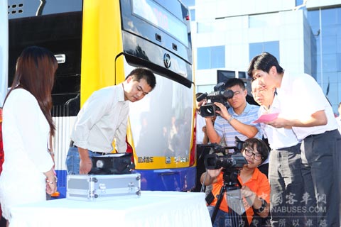 工作人員現(xiàn)場為福田L(fēng)NG客車進(jìn)行PM2.5尾氣檢測