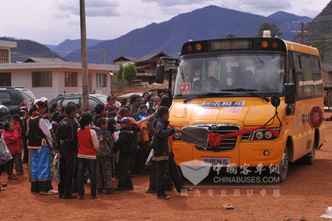 海格快樂校車開往香格里拉