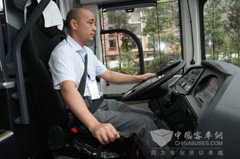 參賽選手駕駛大金龍科技客車比賽