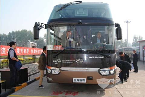 大賽指定用車大金龍XMQ6129Y5吸引了裁判和選手的關注