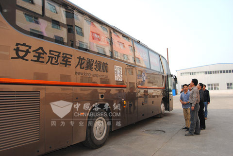 長治汽運(yùn)的領(lǐng)導(dǎo)親自試乘加載龍翼平臺(tái)的大金龍客車