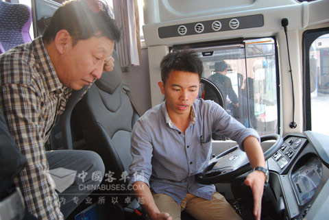 工作人員為長治汽運(yùn)總經(jīng)理張志斌（左）講解龍翼車聯(lián)網(wǎng)科技平臺(tái)