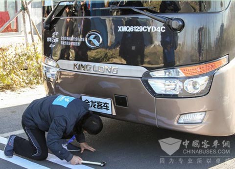 比賽開始選手進行發車前安全檢查