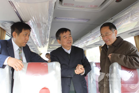 與會嘉賓參觀安凱客車