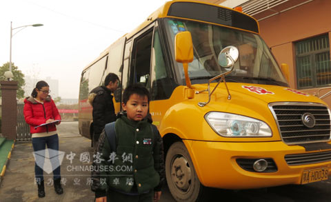 歐陽禾香和記者交流校車運營經驗