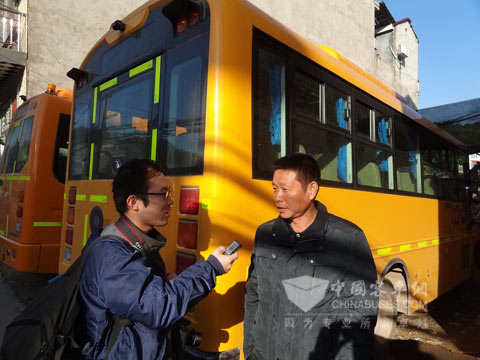 歐陽禾香和記者交流校車運營經驗