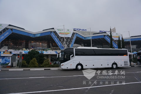 等候在賽場外隨時待命的中通客車