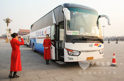 兩會禮儀和靚麗“國車”龍威合影