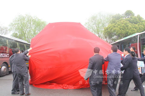 領導共同為新車揭幕