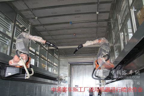 中通客車新工廠使用機器進行噴涂作業