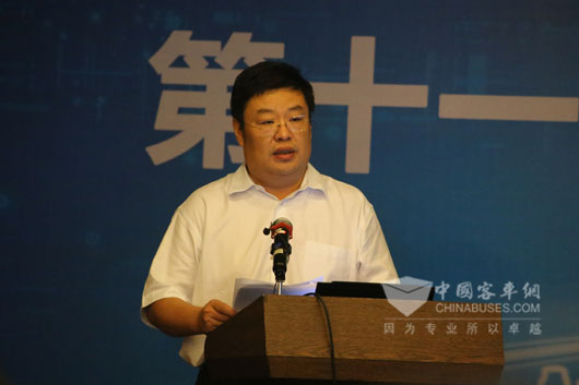 中國公路學會客車分會理事長張雪介紹嘉賓并主持會議