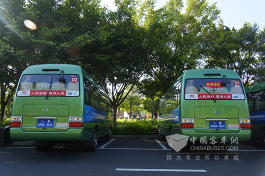服務APEC海洋部長會議的金旅考斯特