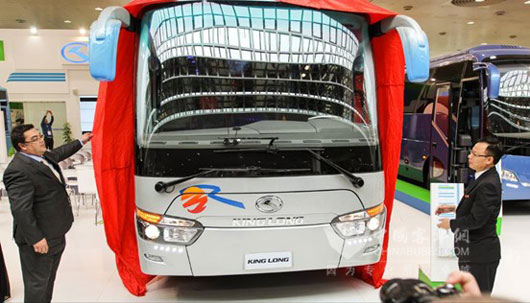 領導與嘉賓為新車揭幕
