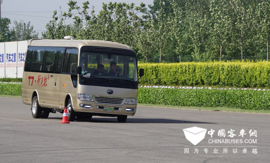 3、宇通T7優越的防側滑技術讓乘客在復雜彎道和崎嶇路面也能體悅完美舒適感