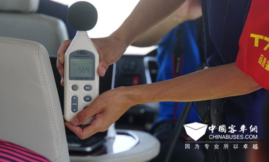 在怠速封閉空調車廂內，車頭乘客區噪音測試為56分貝。