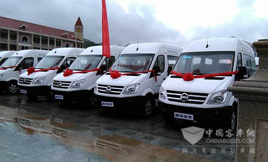 　交車儀式上的南京金龍D11純電動商務車