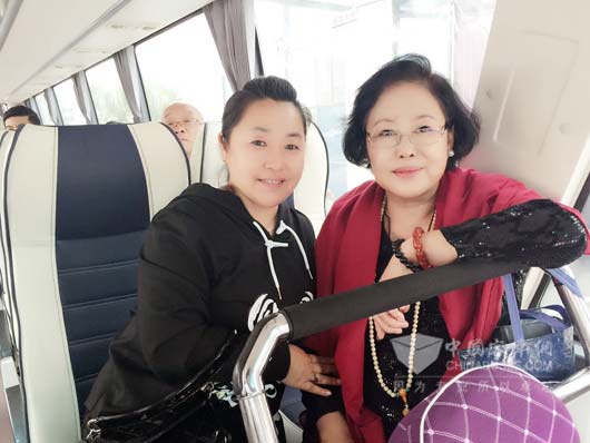 眾多明星都搭乘金旅客車(圖右一為斯琴高娃)
