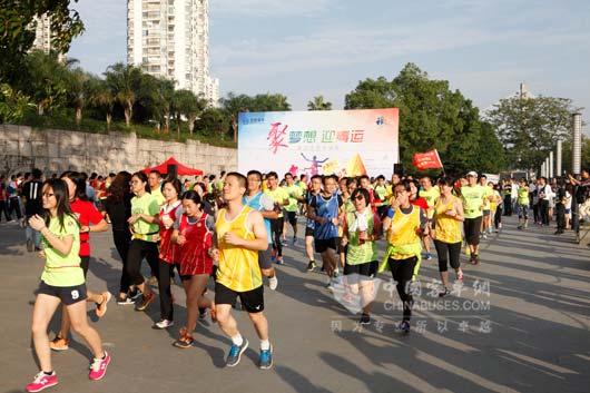 “聚夢(mèng)想 迎青運(yùn)”金旅樂活雙城跑福州站在閩江邊開跑