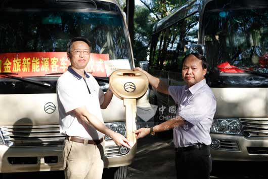 1 福建省機(jī)關(guān)事務(wù)管理局車輛管理處周新華處長（左）從廈門金龍旅行車有限公司國內(nèi)銷售總監(jiān)賴志藝（右）手中接過金鑰匙