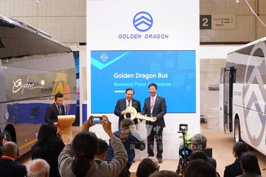 2金龍汽車集團董事長廉小強向以色列客戶交付象征合作共贏的金鑰匙