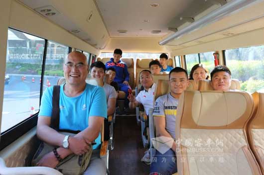 運動員們贊評金龍新能源通勤接待車