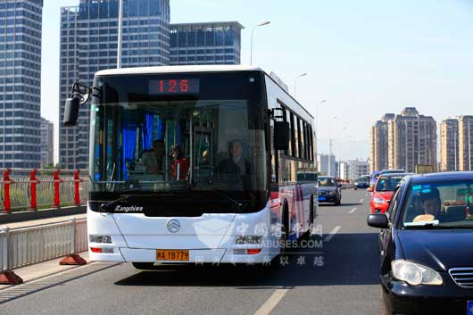去年投入使用的126路金旅純電動公交車