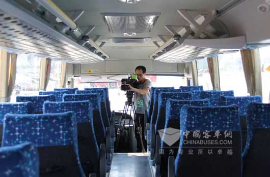 青運頻道記者拍攝新能源通勤車內飾