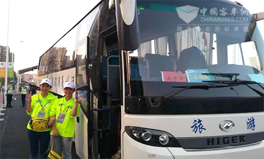 青運會志愿者同海格客車合影