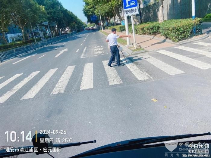 6+1“心”服務：老人斑馬線上躊躇難行 淮安公交駕駛員暖心攙扶護送