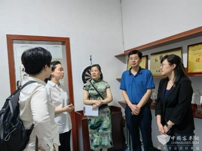 全國政協委員楊洋建議推動城市公共交通工具報站顯示屏規范化管理