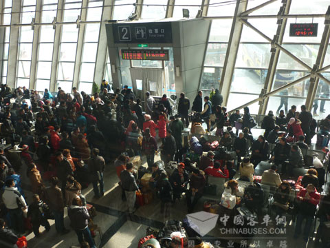 北京六里橋長途客運站乘客候車情景