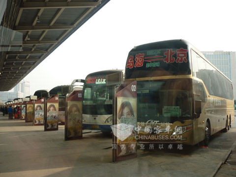 北京六里橋長途客運站準備護送乘客回家的客車