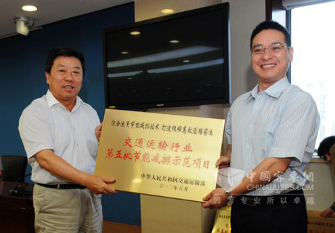 交通運輸部副部長高宏峰向常運集團副總經理黃細富授牌