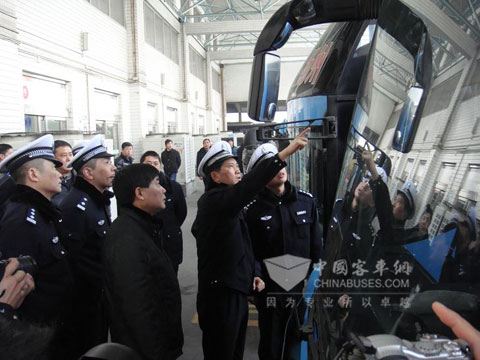 揚州市巡警檢查揚州汽運查春運工作