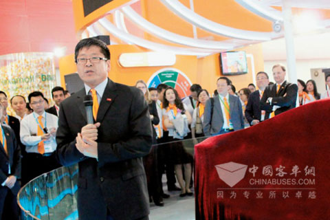 2011國際橡塑展上鄭大慶在為巴斯夫員工開早會