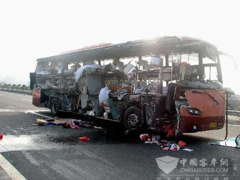 2006年6月20日，一輛由青島開往杭州的臥鋪大客車，因駕駛員疲勞駕駛，在滬杭甬高速公路杭州段與一輛同方向行駛的大貨車相撞，造成大客車上的4人當(dāng)場死亡，14人受傷。