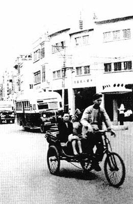 50年代行駛在廣州街頭的人力三輪客車
