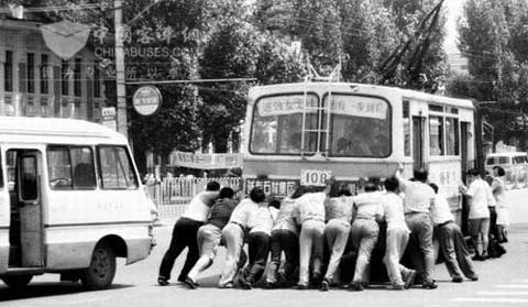 北京街頭被乘客推著走的公交車