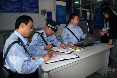 派出所民警為進(jìn)站乘客登記身份證