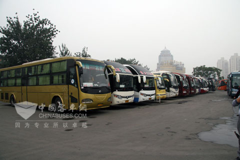 客運站內(nèi)整裝待發(fā)的車輛