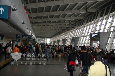 候車大廳內(nèi)人聲鼎沸