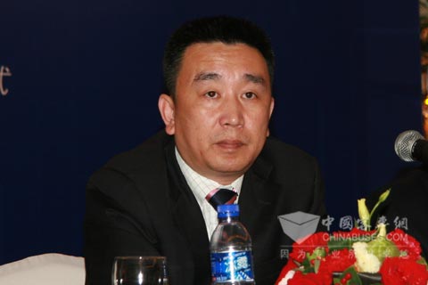 上柴動力總經理熊偉銘回答記者提問