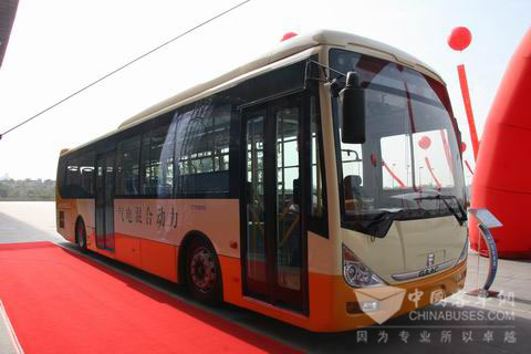 玉柴機器2010年營銷服務(wù)大會現(xiàn)場展出的配載氣電混合動力發(fā)動機的客車