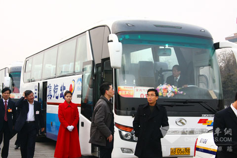 兩會代表在北汽車隊前交流