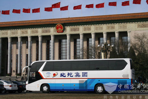 行駛在人民大會堂前的北汽車輛