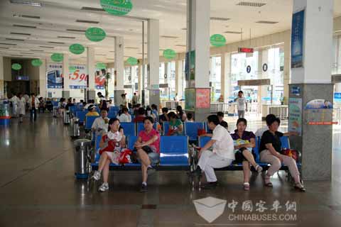 寬敞明亮的候車大廳