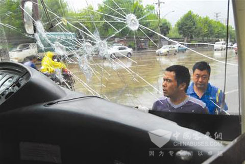 黑車車主砸正常班車