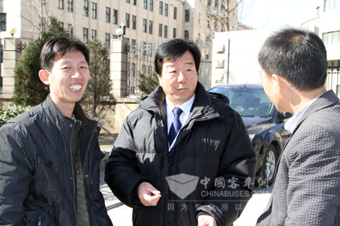 張春生與金旅客車服務人員親切溝通